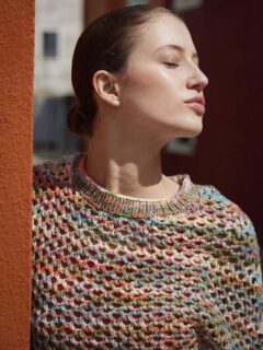 ✨️🌞Profitez du soleil ... à Venise !🌞✨️

👕Modèle 3 Vasilia du catalogue @langyarns_fr Punto 91 Colorful, saison Printemps été 2026.

Pull-over Taille unique.

🧶Coton Lisboa coloris 1156.0011 = 3 pelotes de @langyarns_nl

➿️Point ajouré.

🪡Aiguilles n°4.5 et Aiguille circulaire courte N°3.

Bon samedi !😊

@langyarns_official
•
#ladylaine #lisboa #coton #ideetricot #tricot