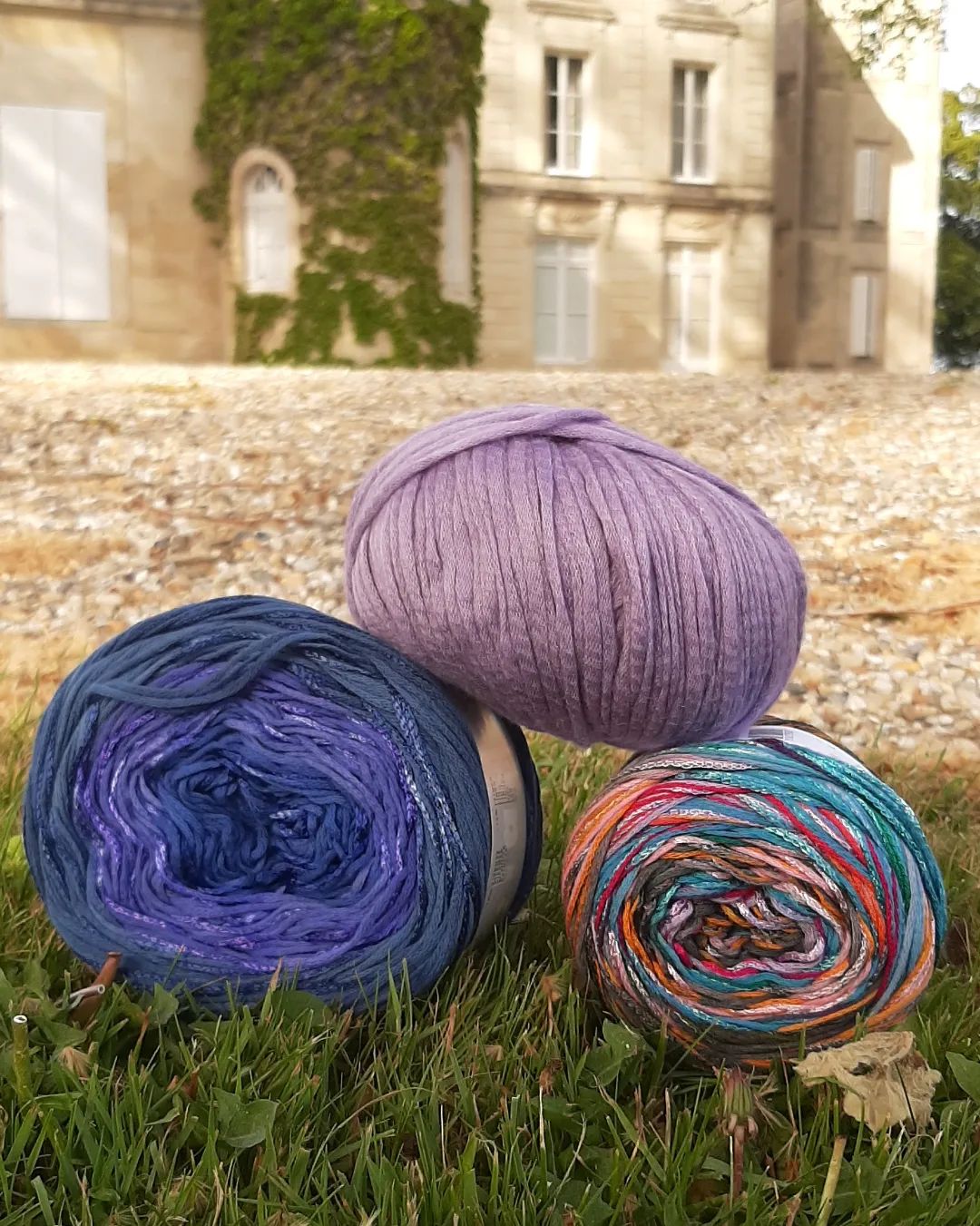🫐🧶BLOOM ◇ HAPPINESS ◇ KARMA🧶🫐

🏰Face au château, nous vous présentons 3 jolis cotons :

1️⃣Bloom: 70% coton, 18% viscose et 12% lin. Disponible en 13 coloris.

2️⃣Happiness : 65% coton et 35% polyamide. Disponible en 21 coloris.

3️⃣Karma : 42% coton, 25% viscose, 25% acrylique et 8% lin. Disponible en 7 coloris.

Bon lundi !🤗
•
#bloom #karma #happiness #langyarns_official #langyarns #ladylaine #wooladdicts #wooladdictsbylangyarns #langyarnsbloom #langyarnskarma #wooladdictshappiness #tricot #crochet #lundi #monday #yarn #yarnlove #yarnaddict #yarns #macau #aquitaine #picoftheday #photooftheday #coton #cottonaddict #cotton #loveyarn #lovecrochet #loveknitting #knit