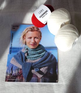 🐦Nous débutons dès aujourd'hui la présentation d'un nouveau catalogue Catalogue 7 modèles tricot exclusifs pour femmes laine Cashmere Extra Lace Lang Yarns.🐦

7 modèles pour femmes tricotés avec la laine extra fine Cashmere Extra Lace de Lang Yarns (mitaines, châles, petite écharpe, bonnet, pulls sans manches). 

🧶CASHMERE EXTRA LACE est un fil d'accompagnement d’exception, composé à 100 % de cachemire. D’une douceur et d’un raffinement incomparables, il s’associe harmonieusement à d’autres fils et constitue une alternative haut de gamme aux mélanges traditionnels de mohair et soie. Il peut également être tricoté seul, idéal pour la réalisation de châles délicats ou d’accessoires légers et raffinés. Sa texture aérienne et sa finesse en font le choix parfait pour apporter une touche de luxe à tous vos projets tricot.

On vous montre les modèles dès demain.📸

Bonne journée !😊
•
#langyarns #cachemire #laine #ladylaine #ideetricot