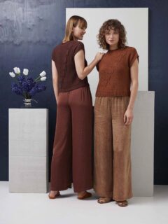 🪐☄️Binôme de choc avec ce modèle de pull sans manches avec torsade centrale oblique.☄️🪐

👕Modèle 39 Nike du catalogue @langyarns_official FAM 288 Collection, saison Printemps été 2026.

🧶Coton, laine et yack Vaya coloris nougat 1135.0015 ou marron 1135.0068 de @langyarns_fr

🔄Tailles S/M/L/XL = 4/5/5/6 pelotes.
 
➿️Côtes 2/2, Jersey envers et torsades obliques.

🪡Aiguilles n°2.5 et 3.5.

Bonne journée !😊
•
#ladylaine #langyarns #tricot #vaya #ideetricot