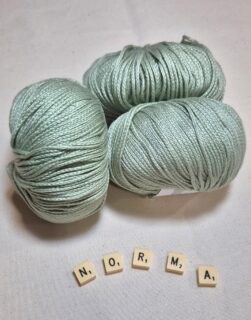 🌱🌿Coton et fibres végétales, découvrez la légèreté et la douceur du fil Norma de @langyarns_official.🌱🌿

Le mélange de fibres de fin coton et de viscose de haute qualité font de ce fil un produit polyvalent. Le toucher doux et le volume obtenus par des procédés innovants donnent des qualités laineuses à ce fil. Parfait pour être utilisé toute l'année.

Composition : 55 % coton, 35 % modal, 10 % viscose.

Pelote de 50 g = 135 m.

🪡Aiguilles utilisées : 4 - 4.5.

Echantillon pour 10 cm en jersey = 23 m et 33 rgs.

Comptez 11 pelotes environ de Norma de Lang Yarns pour un pull femme taille 40, 14 pelotes pour un homme et 8 pelotes pour un enfant taille 10 ans.

🎨Disponible en plusieurs coloris au choix sur www.ladylaine.net et en boutique Ladylaine.

Bon samedi !✌️
•
#ladylaine #langyarns #norma #coton #modal