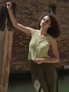 ☀️Ca y est le soleil revient enfin en cette fin Mai, et avec des températures en hausse ! 🌡Il est donc temps de réaliser votre top d'été !

👕Modèle Comfort 15 du catalogue @wooladdicts 16, collection Printemps Eté 2026.

Haut au crochet.
 
🧶Coton Sweet coloris 1175.0116 de @langyarns_official, nouveauté de la marque.

🔄Tailles S-M/L-XL = 4/6 pelotes.

🪡Crochet n°4.

Bon jeudi !🌤
•
#ladylaine #crochet #wooladdicts #inspirationcrochet