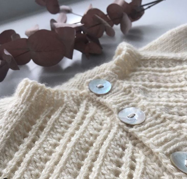 boutonnière Gilet layette en Cashmere Premium de Lang Yarns