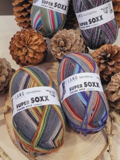 🧦🧶Laine Spéciale chaussettes chaudes tricotées 🧶🧦

Laine Lang Yarns Super Soxx Color 4 Ply @langyarns_nl

Suivant les coloris, vous pouvez obtenir des motifs originaux. Composé de 4 fils ensemble.

Laine Lang Yarns Super Soxx Color, laine spéciale pour tricoter des chaussettes bien chaudes et confortables.

Composition : 75 % laine, 25 % polyamide superwash.

Pelote de 100 gr = 420 m.

🪡Aiguilles utilisées : 2.5/3.5.

Lavable en machine, cycle délicat.💧

Echantillon pour 10 cm = 30 m et 41 rgs.

🙏1 pelote suffit pour tricoter une paire de chaussettes.

🎨Plus de 80 coloris au choix, disponible sur notre site www.ladylaine.net.

Bon mardi !😀
•
#laineatricoter #chaussettes #ladylaine #langyarns #supersoxx