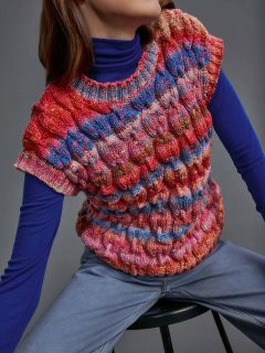 🪢🎈Comme hier, on vous propose aujourd'hui un modèle sans manches a tricoter avec des torsades en forme de chaîne à maillons.🎈🪢

👕Modèle 113 Bonny du catalogue @langyarns_official Punto 88 Harmony et Magnolia, saison automne hiver 2025-2026.

🧶Laine Magnolia coloris 1145.0014 de @langyarns_nl (85% laine et 15% polyamide).

🔄Tailles S-M/L-XL = 4/5 pelotes.

➿️Point de torsades et côtes 2/2.

🪡Aiguilles n°4 et 5.

Bonne journée a vous !✌️
•
#ladylaine #langyarns #magnolia #langyarnsmagnolia #laine #wool #yarn #lana #picoftheday #pull #pullsansmanche #langyarns_official #vendredi #friday #igknitters #igknit #igknitting #doityourself #diy #tricot #tricotpassion #tricoter #wooladdict #boutiquefrançaise #boutiquelaine #laineaddict #wolle #jaimetricoter #jaimeletricot #ideetricot