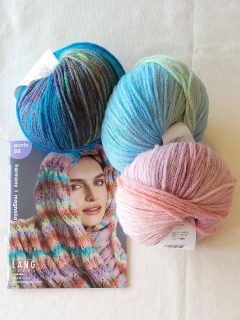 🔎NOUVEAU Catalogue @langyarns_official Punto 88 Harmony et Magnolia.❄️

Collection automne-hiver 2025-2026.🔥

👕12 modèles (bonnets, mitaines, snoods, pulls sans manches, pulls, gilets, chauffe-épaules, étole, écharpe, pull manches courtes) pour femme à tricoter, confectionnés exclusivement avec les laines Harmony et Magnolia de Lang Yarns.

🧶Harmony : Comme son nom l'indique, HARMONY séduit sur toute la ligne par de doux et harmonieux dégradés de couleur et un mélange duveteux de baby alpaga enrichi de 15 % de polyamide pour la solidité. Construit en fil mèche, il a une longueur généreuse par rapport à son poids, ce qui permet la réalisation de tricots légers mais chauds. On ne peut jamais avoir assez d'harmonie dans sa vie (et dans sa réserve de fils)!
Composition : 82 % baby alpaga, 18 % polyamide. env. 260 m/100 g.

🧶Magnolia : Plongez dans un spectre de couleurs et soyez le témoin de l'éclosion d'un jardin vivant sur vos aiguilles! Telle la lente ouverture d'un bouton de fleur de magnolia, le fil MAGNOLIA épate avec la diversité impressionnante de ses couleurs soutenues qui se dévoilent maille après maille. La construction en fil maille, combinée à un mélange de
laine de mérinos extrafine et de 15% de polyamide, donne aux couleurs une grande vivacité et vous assure de belles heures de tricot.
Composition : 85 % laine (mérinos extrafin), superwash, sans mulesing, 15% polyamide. env. 250 m/100 g.

📸On vous montre le contenu du catalogue dès demain !

Bon lundi ! 😀

•

#langyarns #langyarns_official #picoftheday #photooftheday #passionlaine #laineaddict #magnolia #harmony #newpattern #igknitters #igknit #doityourself #diy #ladylaine #jaimetricoter #jaimeletricot #passiontricot #tricotpassion #boutiqueshopping #boutiquefrançaise #boutiquelaine #wooladdict #langyarnsmagnolia #langyarnsharmony #ideetricot #handmade
