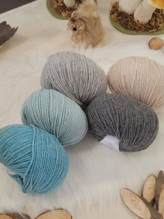 🐑LAMBSWOOL ¤ @langyarns_official 🐑

Composition : 100% pure laine.

🏆Le processus de teinture ainsi que toutes les étapes qui suivent sont certifiés "Cradle to Cradle Gold".

🐑🙏Certifiée "no mulesing" - RWS (Responsible Wool Standard), garantissant le bien-être des moutons, des conditions de travail justes et sûres de l'élevage jusqu'au produit fini et l'exploitation durable des terres d'élevage.

Laine traçable sur ce lien: https://www.langyarns.com/fr/Stories-by-LANGYARNS/Trace-your-yarn/

Pelote de 50 g. = 150 m.

🪡Aiguilles N° 4.5 - 5.

Echantillon pour 10 cm = 20 m. et 27 rgs.

Prévoir 10 pelotes de laine Lambswool pour homme, 8 pelotes pour femme, 6 pelotes pour un enfant taille 10 ans.

🛒Disponible en 30 coloris au choix sur www.ladylaine.net.

Bon dimanche !🙂
•
#ladylaine #laine #wool #yarn #lana #wolle #picoftheday #lambswool #langyarns #langyarnslambswool #langyarns_official #photooftheday #automne #autumn #dimanche #sunday #weekend #weekendtricot #wooladdict #loveyarn #lovewool #jaimeletricot #jaimetricoter #cradletocradle #nomulesing #mulesingfree #boutiqueshopping #boutiquefrançaise