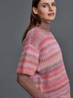 ❄️🍑Le froid arrive et cette jolie inspiration de pull à manches courtes sera vote parfait allié en cette saison.🍑❄️

👕Modèle 67 Roxane du catalogue @langyarns_fr Punto 88 Harmony et Magnolia, nouvelle collection Automne-Hiver 2025-2026.

🧶Laine Harmony (alpaga et polyamide) de @langyarns_official

🔄Tailles S-M/L-XL = 5/5 pelotes.

➿️Alternance de demi côtes anglaises et Point d'alvéoles.

🪡Aiguilles n°4 et 5 et Aiguille circulaire courte n°4.

Bon mardi !😃
•
#ladylaine #langyarns #langyarnsmagnolia #langyarnsharmony #langyarns_official #harmony #magnolia #laine #diy #doityourself #inspirationtricot #tricot #tricoter #knit #knitting #knitter #picoftheday #photooftheday #patrontricot #modeletricot #pull #pulltricoté #ideetricot #faitmain #punto #ootd #outfitoftheday #passionlaine #passiontricot #jaimeletricot