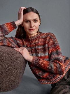 🪢Tendance torsades en forme de chaînes, un joli pull qui change des classiques que nous connaissons.🪢

👕Modèle 112 Enora du catalogue @langyarns_official Punto 88 Harmony & Magnolia, saison automne hiver 2025-2026.

🧶Laine Magnolia coloris 1145.0002 de @langyarns_fr.

🔄Tailles S-M/L-XL = 5/6 pelotes.

 ➿️Point de Jersey envers et torsades placées.

🪡Aiguilles n°4 et 5.

Bon jeudi !🙂
•
#ladylaine #langyarnsmagnolia #magnolia #laine #wool #yarn #lana #pulltricoté #pull #sweaterknitting #sweaterknitter #sweaterknittersofinstagram #sweater #pullfemme #pulllaine #ideetricot #faitmain #fattoamano #jeudi #thursday #octobre #october #picoftheday ##photooftheday #jaimetricoter #jaimeletricot #automne #autumn