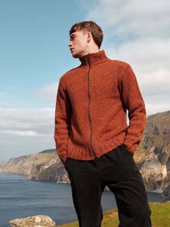 🫎Simple, efficace et décontracté, facile à enfiler avec sa fermeture éclair.🫎

👕Modèle 270 Cian du catalogue @langyarns_official Punto 87 Spirit of Donegal.

🧶Laine Donegal Tweed + coloris 1143.0015 de @langyarns_fr

🔄Tailles S/M/L = 13/14/15 pelotes.
 
➿️Côtes 3/2 et Jersey endroit.

🪡Aiguilles n°4 et 4.5.

Bon dimanche !😃
•
#donegal #donegaltweed #langyarnsdonegal #langyarns_official #gilethomme #gilet #giletzippé #dimanchetricot #dimanche #sunday #sundayknitting #weekendtricot #wooladdict #weekend #jetricote #jetricotepourlesautres #man #homme #knitwear #manknitting #manknitwear #knitter #iloveknit #ilovewool