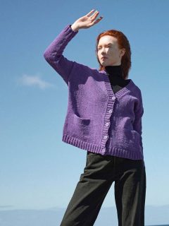 🪻Gilet mauve facile à tricoter pour débutant(e), dans un joli ton de mauve hyper tendance cet hiver.🪻
🔎C'est le dernier modèle que nous vois présentons aujourd'hui du catalogue Spirit of Donegal de Lang Yarns.

🧥Modèle 148 Brenna du catalogue @langyarns_fr Punto 87.

🧶Laine Donegal Woolen spun coloris 1172.0046.

🔄Tailles S-M/L-XL = 13/16 pelotes 

➿️Point de Jersey endroit et côtes 2/2.

🪡Aiguilles n°4 et 4.5.

Bonne journée !😊
•
#ladylaine #gilet #cardigan #mauve #violet #tricotfacile #tricoter #tricotdebutante #vendredi #inspirationtricot #picoftheday #photooftheday #pattern #patrontricot #laine #donegal #friday #faitmain #jaimetricoter #ideetricot #wool #langyarnsdonegal #langyarns #langyarns_official #boutiquelaine #boutiquefrançaise #donegalwoolenspun #langyarnsdonegalwoolenspun #doityourself