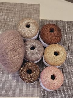 🎄✨️Les fêtes de fin d'année se préparent et les pelotes de laines s'habillent de leurs plus belles paillettes et fil de lamé : Delizia, Paillettes et Lamé Soft de @langyarns_official.✨️🎄 

🧶Delizia : 66% mohair, 28% soie, 4% polyester et 2% polyamide.

🧶Paillettes : 55% polyamide et 45% polyester.

🧶Lame Soft : 80% viscose et 20% polyester métallisé.

🎨Disponible en plusieurs coloris pour chaque fil, en boutique et sur www.ladylaine.net.

Bon lundi ! 🥰
•
#ladylaine #langyarns #delizia #paillettes #noël