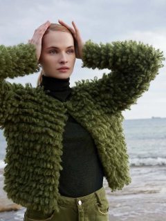 🍐Un gilet atypique bien chaud au point de boucles, à tricoter.🍐

👕Modèle 41 Wild Haven du catalogue @wooladdicts 15, saison automne hiver 2025-2026.

Gilet fermé par des crochets.

🧶Laine Désire coloris 1149.0217 de @langyarns_official.

🔄Tailles S/M/L/XL = 8/9/10/11 pelotes.

➿️Point de boucles aux aiguilles.

🪡Aiguilles N°8.

Bon samedi !😊
•
#tricot #desire #laine #ladylaine #wooladdicts