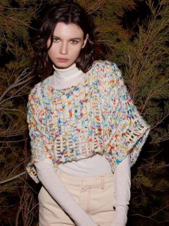 🎊Le sur-pull ajouré, un classique aux coloris mouchetés, vite tricoté.🎊

👕Modèle 043 Lia du catalogue @langyarns_official Punto 84 Mosaic.

🧶Laine Mosaic coloris 1165.0001 de @langyarns_fr (95% laine et 5% polyamide).

🔄Tailles S-M/L-XL = 3/4 pelotes.

➿️Point ajouré avec double jetés, surjet double et mailles ensembles.

🪡Aiguilles n°6 et 8.

Bon mardi !🌧
•
#ladylaine #mosaic #pulltricot #langyarns #inspirationtricot