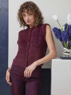 🍇Un gilet sans manches incontournable des dressings avec un nouveau fil ultra fluffy Velvet de @langyarns_official.🍇 

👕Modèle 41 Duffy du catalogue @langyarns_fr FAM 288 Collection, saison Printemps été 2026.

🧶Fil chenille Velvet coloris 1181.0062.

🦋Tailles S-M/L-XL = 3/4 pelotes.

➿️Côtes 1/1 et Jersey endroit, facile pour une débutante en tricot.

🪡Aiguilles n°3.5 et 4.

Bon vendredi !😊
•
#ladylaine #velvet #langyarns #filchenille #giletsansmanches
