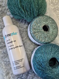 🫧🧼Lessive Teneplus spécial pour les microfibres, nouveauté lessive disponible en boutique Ladylaine et sur notre site www.ladylaine.net.🧼🫧

💧Lessive spécifique pour l'entretien de vos vêtements et vos ouvrages tricotés ou crochetés en microfibres, synthétiques et lingerie.

🖐Pour le lavage à la main ou (en machine).

Sans agent blanchissant, ni décolorant.

Contenance: 240 ml.

Pour vos lavage à la main, utiliser une noisette pour 5 L d'eau à 20°C.

🛁Teneplus élimine aussi efficacement les résidus de transpiration incrustés dans les vêtements de sport. En effet, des sels s’accumulent fréquemment dans les milliers de pores microscopiques des microfibres, où ils retiennent les restes de transpiration.

🧴En renonçant à l’utilisation de sels, d’agents de charge et d’azurants, la lessive spéciale Teneplus préserve la structure des microfibres : leurs pores, d’une finesse extrême, restent ouverts après le lavage et ne se retrouvent pas obstrués par des dépôts de sels ou de transpiration.

Bon mercredi !😊
•
#ladylaine #teneplus #lessive #tricot #pelote