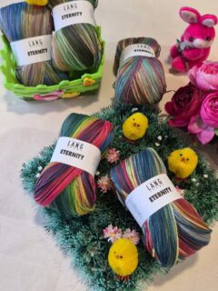 🎨🐤Le nouveau Coton Eternity de @langyarns_official est un fil aux dégradés intemporels prêt à passer de belles fêtes de Pâques entouré de ses amis.🐇🥚🐤

Collection Printemps-Eté 2026.🌞

🌈Avec ETERNITY, laissez-vous séduire par une harmonie de teintes délicates et de transitions tout en douceur. Grâce à une impression particulièrement élaborée et riche en détails, le fil révèle progressivement de subtils dégradés de couleurs au fil des mailles. Chaque rang, au tricot comme au crochet, fait naître une création fluide et aérienne, empreinte de légèreté et d’intemporalité.

Composition : 100% coton.

Pelote de 100 g. = 340 m.

🪡Aiguilles n°4.

Echantillon pour 10x10 cm : 20 m. et 30 rgs.

Prévoir pour un pull simple: 5 pelotes pour homme, 3 pelotes pour femme, 2 pelotes pour enfant.

🌈Disponible en 7 coloris au choix.

Bon samedi !😀
•
#eternity #langyarns #ladylaine #coton #filatricoter