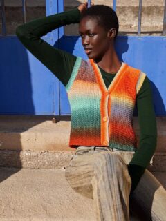 🧶🦊Un joli gilet automnal, sans manches que vous porterez sans modération🦊🧶

👕Modèle 11 Joyful Heart du catalogue @langyarns_official Punto 86 Move, nouvelle collection Automne-Hiver 2025-2026.

🧶Laine Move 6 Ply coloris 1146.0009 de @langyarns_nl

🔄Tailles XS/M/L/XL = 3/3/4/4 pelotes.
 
➿Point fantaisie avec mailles glissées décalées toutes les 3 mailles.

🪡Aiguilles n°3.5 et 5.

Bonne journée !😌
•
#ladylaine #wool #wooladdicts #wooladdict #wooladdictsmove #laine #gilet #giletsansmanches #lundi #monday #picoftheday #photodujour #photooftheday #passionlaine #passiontricot #tricoter #tricotaddict #knitday #knitter #iloveknitting #iloveknit #iloveyarn #yarnlover #yarnlove #langyarns_official #langyarns #jetricotepourmoi #jetricote