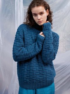 🦋Vendredi cocooning avec un joli pull bien chaud à motif en relief pour contrer l'humidité.🌧

👕Modèle 81 du catalogue @langyarns_official FAM 286 Collection, saison automne hiver 2025-2026.

🧶Laine Merino 120 Coloris 34.0388 de @langyarns_nl

🔄Tailles S/M-L/XL = 12/14/15 pelotes.
 
➿️Point fantaisie simple composé de mailles endroit et envers avec grille.

🪡Aiguilles n°3 et 3.5.

Bonne journée !😁
•
#ladylaine #langyarns #langyarns_official #merino #merinowool #merinos #merino120 #langyarnsmerino120 #blue #bleu #pull #pulltricoté #pullmerinos #sweater #sweaterknitter #sweaterknitting #sweaterknittersofinstagram #vendredi #friday #outfit #outfitoftheday #outfitinspiration #nomulesing #laine #wool #lainemerinos #lana #wolle #tricot #tricoter