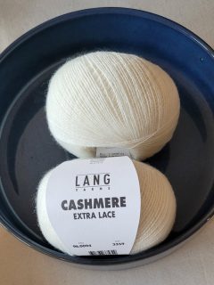 🐐Nouveauté : Laine 100% cachemire extra fin🐐

Collection automne-hiver 2025-2026. CASHMERE EXTRA LACE est un fil d’accompagnement raffiné, composé à 100 % de cachemire. D’une douceur exceptionnelle et d’un toucher luxueux, il s’associe harmonieusement à d’autres fils et constitue une alternative haut de gamme aux traditionnels mélanges de mohair et de soie. Il peut bien sûr être tricoté seul, notamment pour réaliser des châles ajourés ou des accessoires délicats. Sa légèreté remarquable en fait le fil idéal pour des créations tricotées avec une élégante note de luxe.🪽

🐐Composition : 100% cachemire.

Pelote de 25 g.= 320 m.

🪡Aiguilles n°2,5-3.

Echantillon pour 10 cm : 27 m. et 47 rgs.

Pour un pull pour homme taille M, comptez environ 7 pelotes, 5 pelotes pour un pull taille M pour femme et 3 pelotes pour un pull enfant taille 10 ans.

🎨Disponible dans une large palette de couleurs sur www.ladylaine.net.

Bon samedi !🌧
•
#cashmere #cachemire #lainecachemire #laine #wool #yarn #lana #wolle #igknitters #langyarns_official #langyarns #langyarnscashmere #samedi #saturday #weekend #weekendtricot #ladylaine #nouveauté #lainefine #extrafine #picoftheday #photooftheday #passionlaine #laineaddict #lainepassion #ideetricot #jetricote #jaimeletricot