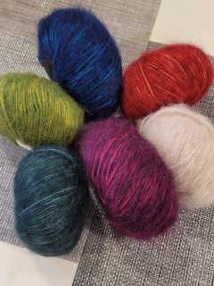 Neptune 🪐 @laines.plassard 

Sa double teinture apporte à la gamme des nuances bicolores plus ou moins contrastées pour des rendus à la fois denses et profonds.🛰

Laine poilue, composée de 43% coton, 40% Alpaga, 17% Mohair.

Pelote de 50 grammes = 110 mètres.

Echantillon pour 10 cm en jersey = 14 mailles et 20 rangs.

🪡Aiguilles N°6.

🧶Prévoir 8 pelotes pour un pull simple en jersey, taille 40.

💻Disponible en plusieurs coloris au choix sur www.ladylaine.net et en boutique Ladylaine.

Très bon dimanche !😊
•
#ladylaine #plassard #laineplassard #dimanche #sunday #picoftheday #photooftheday #passionlaine #laineaddict #lainepassion #wool #yarn #lana #wolle #ideetricot #inspirationtricot #laineaddiction #laineatricoter #yarnaddict #pelote #pelotedelaine #weekend #weekendtricot #november #noviembre #novembre #jetricote