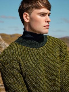 🥶Messieurs, le froid s'installe et avec ce pull en laine tweedée, vous n'aurez plus froid, que vous travailliez dehors ou non.😍

👕Modèle 264 Niall du catalogue @langyarns_official Punto 87 Spirit of Donegal, saison automne hiver 2025-2026.

🧶Laine Donegal Woolen Spun de @langyarns_fr

🔄Tailles S/M-L/XL :
Coloris 1172.0018 = 9/11/12 pelotes +
Coloris 1172.0097 = 5/6/7 pelotes.
 
➿️Point simple expliqué avec changement de coloris à chaque rang.

🪡Aiguilles circulaires ou aiguilles 2 pointes n°4 et 4.5.

Bon vendredi !❄️
•
#laine #laineatricoter #lainetweed #tweed #donegal #donegalwoolenspun #langyarns #langyarnsdonegal #langyarnsdonegalwoolenspun #vendredi #friday #langyarns_official #patrontricot #tricothomme #manknitting #manknitwear #sweaterknitter #sweaterknitting #sweater #pullhomme #jetricote #ladylaine #boutiquelaine #patrontricot #ideetricot
