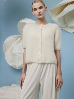🪿☁️Petit gilet de Printemps dans un joli coloris de blanc nuage.☁️🪿

👕Modèle 48 Daisy du catalogue @langyarns_official FAM 288 Collection, saison Printemps-Eté 2026.

🧶Laine Lace mohair et soie coloris 992.0094 = 8/10 pelotes de @langyarns_fr.

Fil en double.

➿️Point de demi côtes anglaises.

🪡Aiguilles n°2.5.

Bonne soirée !😉
•
#ladylaine #mohairetsoie #gilet #lace #langyarns