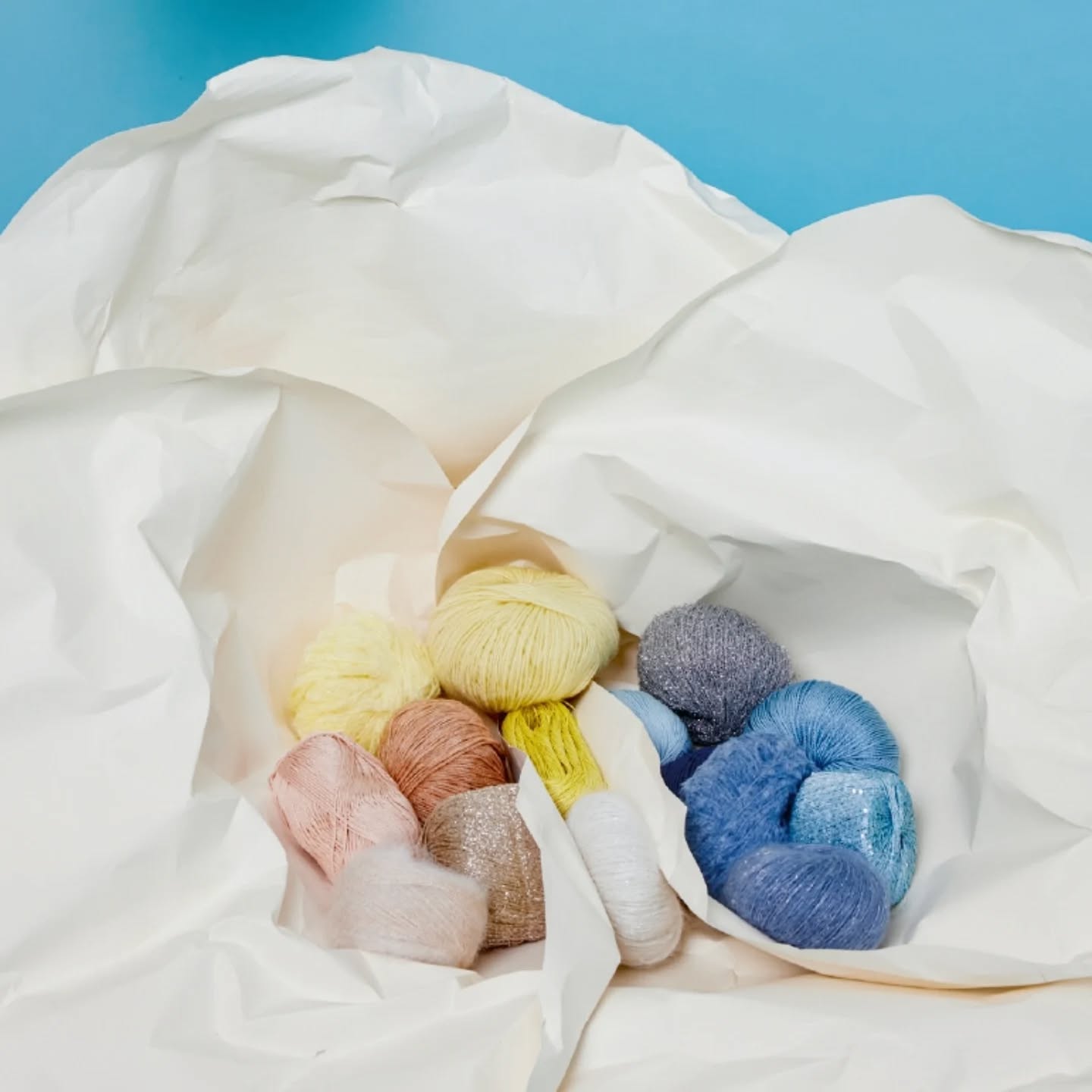🍌💧Les doux coloris de Printemps.... de beaux fils à tricoter et à crocheter de @langyarns_official pour la saison Printemps été 2026.🍌💧

✨️Fils brillants comme Paillettes, Lamé Soft et Astra, fils velours avec la nouveauté Velvet, mohair et soie avec Lace ou encore du lin avec le fil Crealino...🧶
Il y en a pour tous les goûts !🥰

🎨A découvrir en plusieurs coloris au choix sur www.ladylaine.net et en boutique Ladylaine.

Bonne journée !😉
•
#ladylaine #langyarns #filatricoter #coton #laine