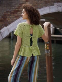 ☀️Pour préparer les beaux jours et les températures plus élevées, quoi de mieux que de porter ce haut crocheté ajouré.☀️

👕Modèle 13 Célébration du catalogue @wooladdicts 16.

⬇️Gilet manches courtes en top down au crochet, de haut en bas.

🧶Lin et coton Whisper coloris 1176.0116 de @langyarns_official

🔄Tailles S-M/L-XL = 7/8 pelotes.
 
🪡Crochet n°5

Bon mardi !☺️
•
#ladylaine #langyarns #whisper #crocheter #crochet