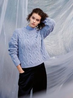 ☔🌫Froid devant ! Pluie au RDV pour cette semaine, les pulls en laine sont de sortie !🌫☔

👕Modèle 86 Pearl du catalogue @langyarns_official FAM 286 Collection, saison automne hiver 2025-2026.

🧶Laine Lambswool coloris 1116.0033 dont la teinture est certifiée Cradle to Cradle, de @langyarns_fr

🔄Tailles S-M/L-XL = 9/11 pelotes.

➿Point de torsades, Jersey endroit et point mousse.

🪡Aiguilles n°3.5 et 4.5.

Bon lundi pluvieux !🌧
•
#torsade #jetricote #pull #pulltricoté #sweater #womanswear #pulllaine #lambswool #langyarns #langyarnslambswool #bleuciel #langyarns_official #laine #wool #yarn #cradletocradle #lundi #monday #bleu #picoftheday #ideetricot #doityourself #faitmain #autumnvibes🍁 #automne #diy #handarbeit #handmade