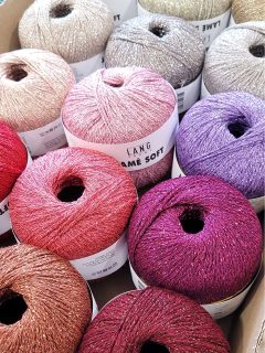 ✨️Fil Lamé Soft Lang Yarns✨️

Offrez une touche de glamour à vos créations avec LAMÉ SOFT, un fil lamé haut de gamme sur base viscose, au toucher étonnamment doux. Contrairement aux fils lamés classiques à base de polyamide, LAMÉ SOFT allie élégance scintillante et confort agréable au porter.🥰

Utilisé seul, il devient la pièce maîtresse de votre projet avec son éclat raffiné. En fil d’accompagnement, il sublime vos tricots en leur apportant une finition chic et lumineuse.

🌟Parfait pour des vêtements stylés, des accessoires festifs ou des détails sophistiqués, LAMÉ SOFT transforme le moindre point en effet couture.

Composition: 80% viscose, 20% polyester métallisé.

Pelote de 50 g. = 190 m.

Echantillon pour 10 cm en jersey = 30 m. et 41 rgs.

🪡Aiguilles n°2.5 - 3.5.

🎨Disponible en 25 couleurs, toutes en stock a la boutique Ladylaine !

Bonne journée 🌫

@langyarns_official
•
#lamesoft #lamé #filbrillant #brillant #laine #yarn #langyarns #langyarns_official #langyarnslamésoft #jetricote #ladylaine #boutiquelaine #boutiquefrançaise #passiontricot #jeudi #thursday #pelote #filatricoter #tricot #crochet #shine✨ #briller