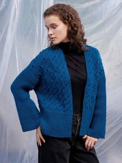 💙Un gilet qui sort des sentiers battus, avec son motif tressé à relief.💙

🧥Modèle 83 Indira du catalogue @langyarns_official FAM 286 Collection, saison automne hiver 2025-2026.

👱‍♀️Designer @andrea.brauneis

⬇️Gilet en top down (tricoté de haut en bas sans coutures).
 
🧶Laine Carpe diem, pure laine, Coloris 714.0288 de @langyarns_nl

Taille unique = 14 pelotes.
 
➿Point de Côtes 1/1 et torsades.

🪡Aiguilles n°6.

Bon mercredi !😊
•
#langyarns #carpediem #langyarns_official #langyarnscarpediem #mercredi #wesnesday #ideetricot #gilet #cardigan #gilettricoté #laine #purelaine #faitmain #handmade #handarbeit #bleu #blue #wool #yarn #lana #diy #picoftheday #photoftheday #patrontricot #pattern #lovewool #yarnaddict #yarnlove #jetricote #jaimetricoter