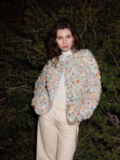 🪅Allure Mosaic dans la nuit, une jolie veste qui appelle aux couleurs et à la créativité propre au tricot.🪅

👕Modèle 044 Gwen du catalogue @langyarns_official Punto 84 Mosaic.

🧶Laine Mosaic coloris 1165.0001 de @langyarns_fr (95% laine et 5% polyamide).

🔄Tailles S-M/L-XL = 8/10 pelotes.

➿️Point fantaisie en forme de petites feuilles.

🪡Aiguilles n°6 et 9.

Bon lundi !🙂
•
#ladylaine #mosaic #veste #tricoter #langyarns