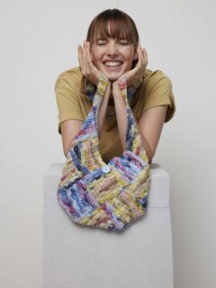 📱👜Post sac bandoulière et sacoche smartphone au crochet, des accessoires bien pratiques en saison estivale.📱👜

SAC :
Modèle 22 Tracie du catalogue @langyarns_fr FAM 288 Collection.
28 cm x 20 cm (à la hauteur du bouton).
🧶Coton Fiesta coloris 1160.0006 = 4 pelotes.
🪡Crochet n°3 et 3.5.

POCHETTE SMARTPHONE :
Modèle 23 Beba du catalogue @langyarns_official FAM 288 Collection.
9 cm x 17 cm.
🧶Coton Fiesta coloris 1160 0003 = 1 pelote.
🪡Crochet n°3.5 et 4.

Bon mercredi !😇
•
#ladylaine #sac #crochet #fiesta #saccrochet