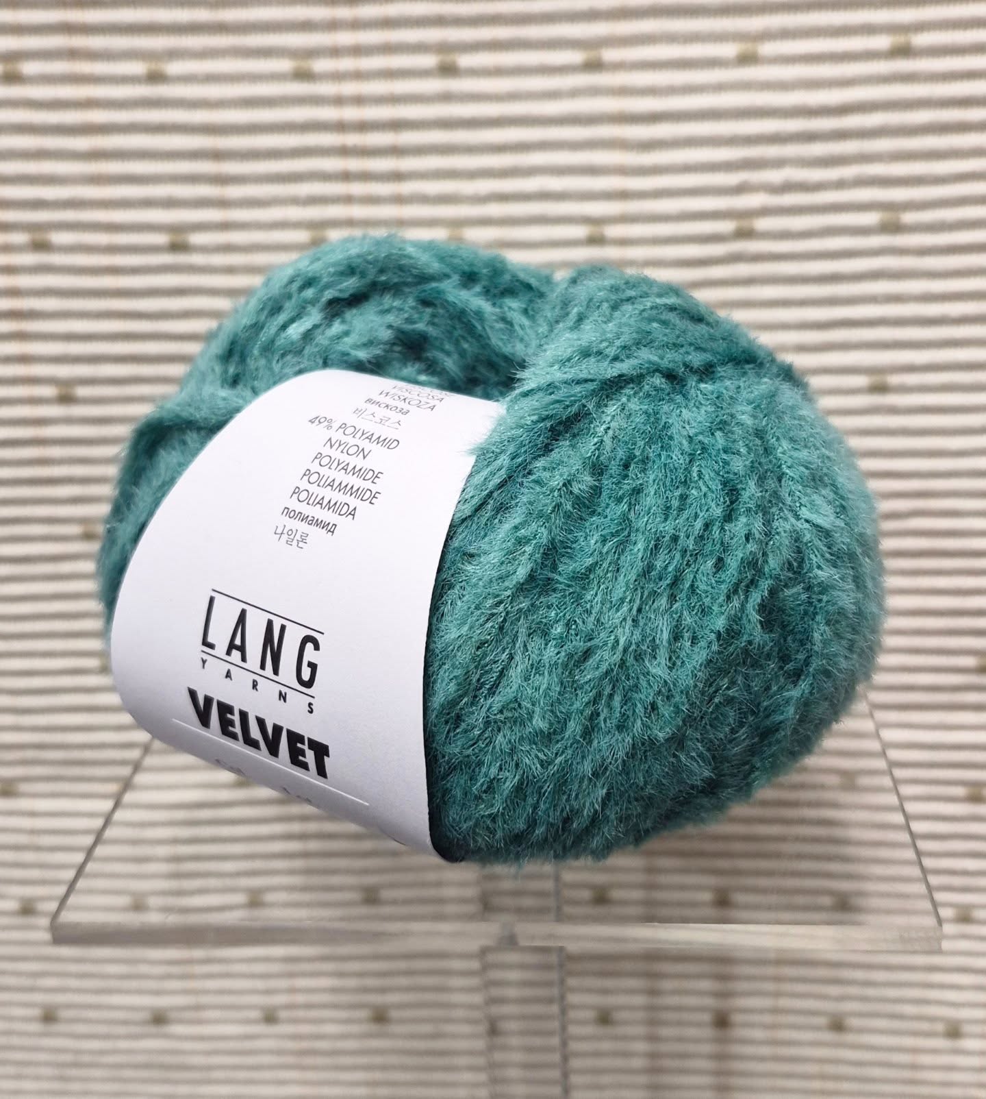 🥰🧶Fil Velvet Lang Yarns : une douceur velours🧶🥰

Collection Printemps-Eté 2026.

🧶VELVET associe une âme fine et résistante en polyamide à un duvet de viscose délicatement soyeux. Une fois tricoté, le fil révèle une surface veloutée, presque fourrure, où les mailles s’estompent pour laisser place à une texture riche et enveloppante. Idéal pour créer des finitions en fausse fourrure — bord-côtes, cols ou capuches — il apporte instantanément une note précieuse et élégante à chaque création.

Utilisé seul ou comme fil d’accompagnement, VELVET enrichit les modèles de profondeur, d’un toucher ultra-doux et d’une pointe d’extravagance assumée.

Composition : 51% viscose, 49% polyamide.

Pelote de 50 g. = 170 m.

🪡Aiguilles n°3.5-4.

Echantillon pour 10x10 cm : 23 m. et 35 rgs.

Prévoir pour un pull simple: 7 pelotes pour femme, 5 pelotes pour enfant.

🎨Disponible en plusieurs coloris au choix sur notre site www.ladylaine.net.

Bon dimanche !🙃
•
#velours #velvet #ladylaine #langyarns #filchenille