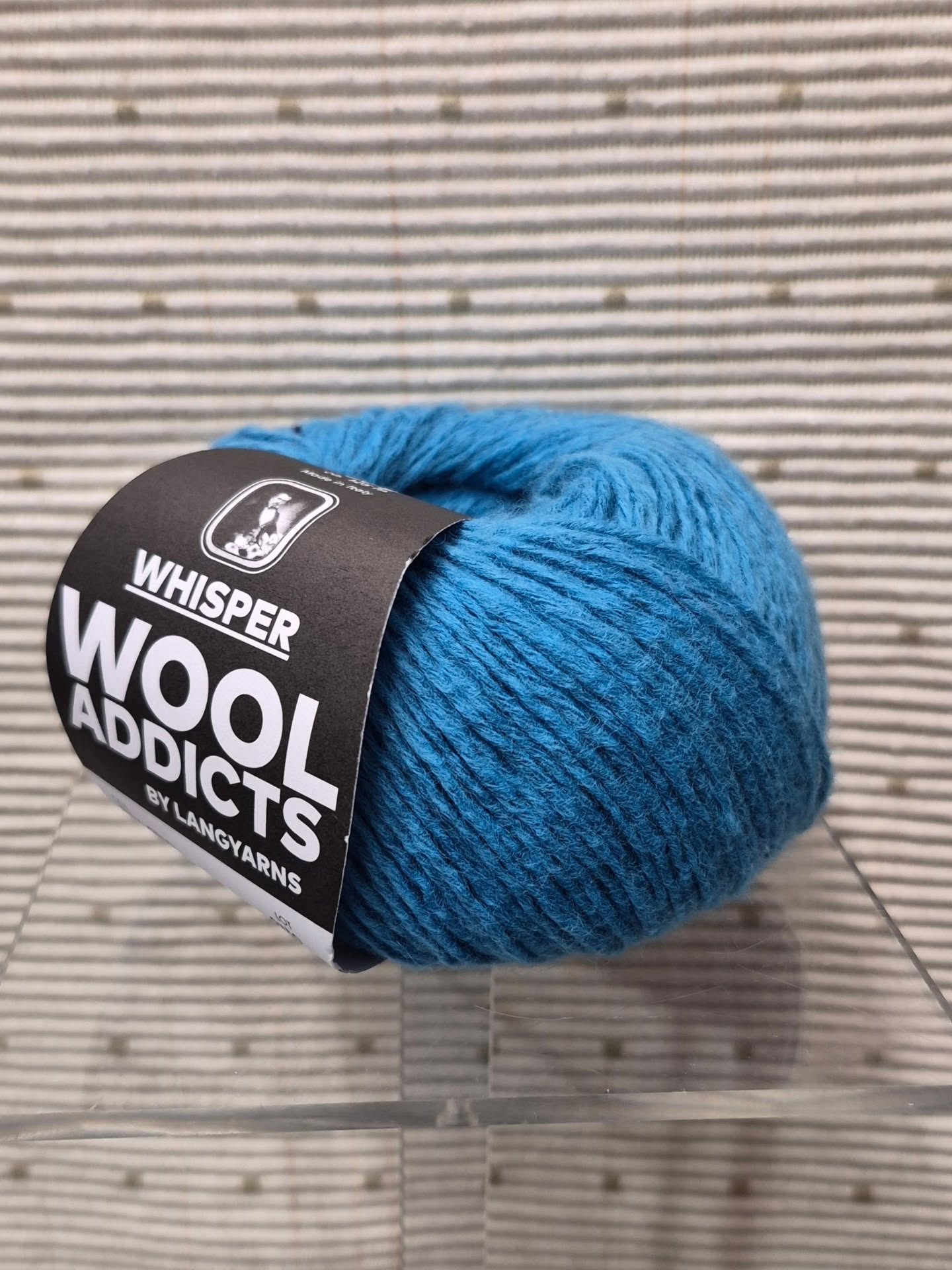 🌾Lin et coton Whisper @wooladdicts : un fil léger pour l'été.🌾

🌞Nouvelle Collection Printemps-Eté 2026. Disponible en 29 coloris au choix.

WHISPER est idéal pour des projets d’été respirants, fluides et élégants, qui attirent le regard sans jamais en faire trop. Ce fil en lin à 4 brins intègre de douces fibres de coton dans son cœur lors du retordage, mariant ainsi la solidité du lin à la douceur du coton. Léger comme un souffle, il glisse avec finesse sur les aiguilles ou le crochet, transformant chaque maille en une expression subtile et raffinée.

Composition : 76% lin et 24% coton.

Pelote de 50 g. = 125 m.

🪡Aiguilles n°3-4.

Echantillon pour 10x10 cm : 19 m. et 26 rgs.

Prévoir pour un pull simple: 10 pelotes pour homme, 7 pelotes pour femme, 5 pelotes pour enfant.

💻Disponible en boutique Ladylaine et sur notre site www.ladylaine.net.

Bon vendredi !😉
•
#ladylaine #whisper #lin #coton #wooladdicts