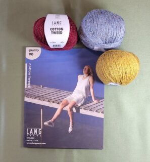 📘Nouveau Catalogue @langyarns_official Punto 90 Cotton Tweed, Collection Printemps-Eté 2026.

👕8 modèles exclusifs pour femme à tricoter et à crocheter (short, débardeur, sac, robe, pulls manches courtes, pull manches longues, gilet) entièrement réalisés avec le coton Cotton Tweed de @langyarns_fr

🧶Composition : 67% coton, 24% soie et 9% polyester.

Un tweed revisité pour la saison estivale ! COTTON TWEED associe une douceur agréable au toucher à un style authentique et naturel, parfait pour les créations tricot d’été. 🌞Le fil se compose de deux brins torsadés : une base unie et un second fil de soie ponctué de noppes colorées typiques du tweed. Cette alliance confère au fil une texture riche, dynamique et pleine de caractère.

On vous montre les modèles dès demain !👌

Bonne journée🌞,

@langyarns_nl
• 
#ladylaine #langyarns #cottontweed #inspirationtricot #ideetricot