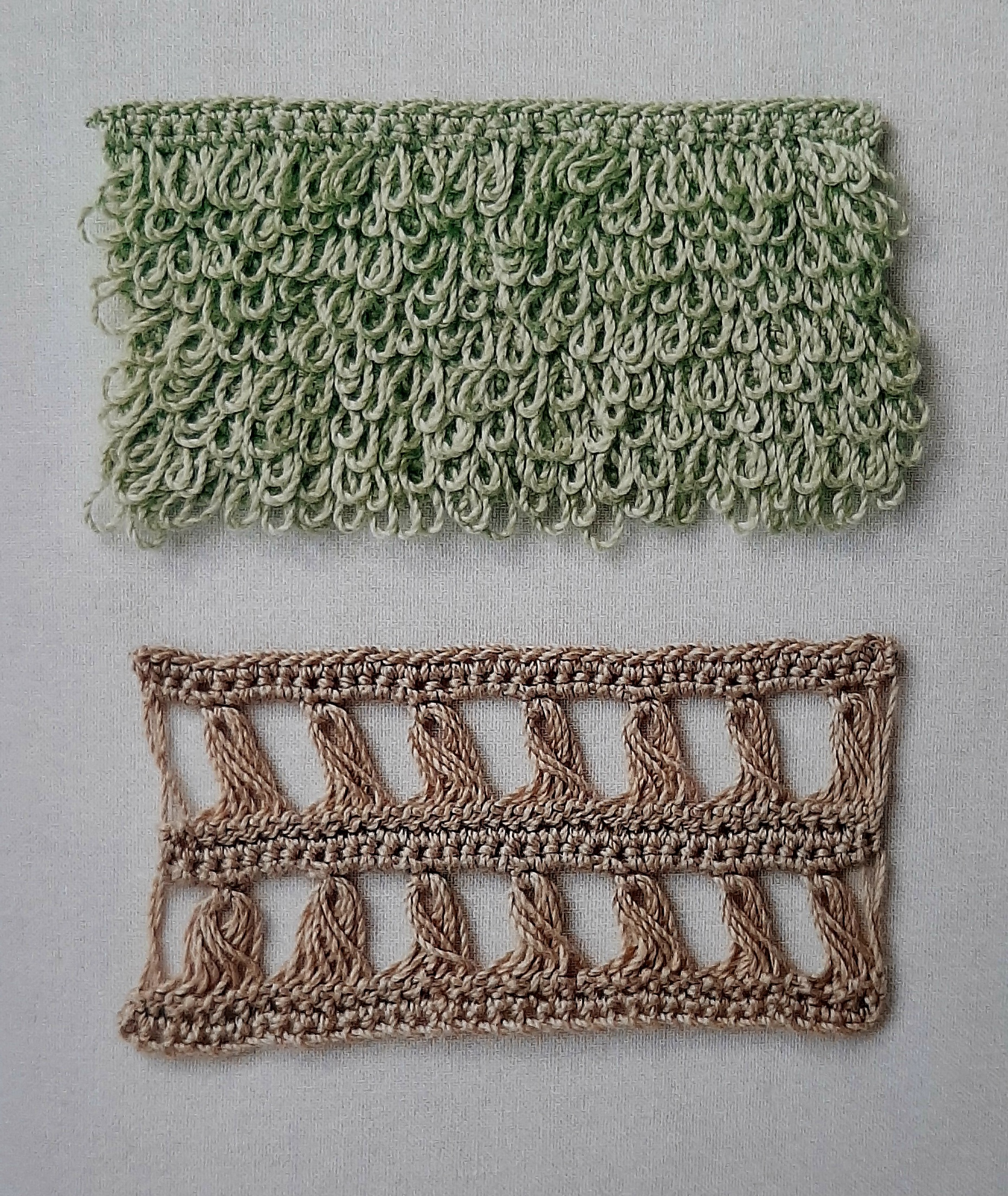 Point de fourrure (en haut) et mailles géantes en dents de scie (en bas) au crochet