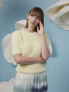 🐥💛Pull tout simple classique dans un joli ton de jaune poussin , ça sent bon le Printemps💛🐥

👕Modèle 42 Liv du catalogue @langyarns_official FAM 288 Collection, saison Printemps été 2026.

🧶Fil velvet coloris N°1181.0013 de @langyarns_fr

🔄Tailles S/M/L/XL = 4/5/5/5 pelotes.

➿️Point de Jersey endroit, très facile pour une débutante en tricot.

🪡Aiguilles n°3.5 et 4.

Bonne journée !😉
•
#jaune #ladylaine #velvet #tricotfaitmain #langyarns