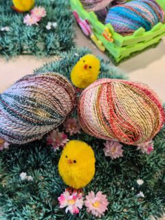 💃Éveillez vos tricots d'été avec l'énergie et les reflets du fil Fiesta de @langyarns_fr💃
Collection Printemps Eté.🌸

Fil fantaisie comportant une base de coton aux coloris nuancés, entourée d'un fil de polyamide aux coloris plus vifs.

Idéal pour les projets d'été, ce fil se caractérise par son côté coloré dynamique.🌞

Composition: 88% coton, 12% polyamide.

Pelote de 50 g. = 140 m.

🪡Aiguilles N°3.5 - 4.

Echantillon pour 10 cm en jersey = 22 m et 32 rgs.

🛒Disponible en plusieurs coloris au choix sur www.ladylaine.net et en boutique Ladylaine.

Bon samedi !✌️
•
#fiesta #langyarns #coton #ideetricot #ideecrochet