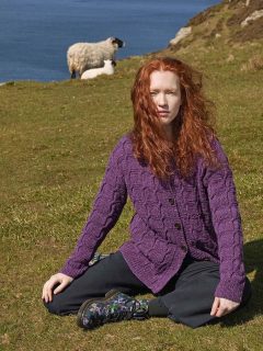🫐🇮🇪Gilet torsadé irlandais - un classique dans un joli ton de prune🫐🇮🇪

🧥Modèle 082 Aoife du catalogue @langyarns_fr Punto 87 Spirit of Donegal.

🧶Laine Donegal Tweed + coloris 1143.0090 de @langyarns_official.

🔄Tailles S-M/ L-XL = 13/17 pelotes.

➿️Point de gros damiers aux angles torsadés.
 
🪡Aiguilles n°4.5.
 
Bon mercredi !☀️
•
#ladylaine #gilet #cardigan #giletfemme #donegaltweed #donegal #torsade #torsades #jetricotepourmoi #mercredi #wednesday #doityourself #faitmain #fattoamano #igknit #igknitting #doityourself #handmade #handarbeit #handknit #jaimeletricot #jaimetricoter #passionlaine #passiontricot #diy #boutiquefrançaise