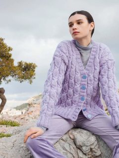 🪻Inspiration gilet torsadé dans un joli ton de mauve 🪻

🧥Modèle 2 Gathering storm du catalogue @wooladdicts 15.
 
🧶Laine Promise coloris 1162.0145 de @langyarns_official

🔄Tailles S-M/L-XL = 5/6 pelotes.

➿️Point de torsades.

🪡Aiguilles n°6 et 7.

📦Ce modèle est disponible en kit tricot, comprenant la laine et les explications dans le coloris et la taille choisie, sur notre site web.

Bon vendredi !🌞
•
#ladylaine #langyarns_official #langyarns #wooladdicts #wool #laine #lana #wolle #photooftheday #patrontricot #pattern #ideetricot #doityourself #faitmain #fattoamano #jetricotepourmoi #mauve #gilet #cardigan #promise #wooladdictspromise #torsade #torsades #vendredi #friday #jetricote #tricot #tricoter