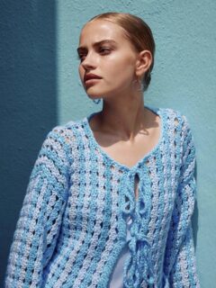 🐦Le crochet devient de plus en plus tendance et encore plus particulièrement cet été !🐦

🧥Modèle 7 Leisure Morning du catalogue @wooladdicts 16.

➿️Veste crochetée en travers.

🔄Tailles S-M/L-XL :

🧶Coton Glow coloris 1158.0110 = 7/9 pelotes + Coloris 1158.0121 = 6/7 pelotes.
 
🪡Crochet n°6.

Bon 1er mai à toutes et tous !🌱
•
#wooladdicts #giletcrochet #crocheter #1ermai #ladylaine
