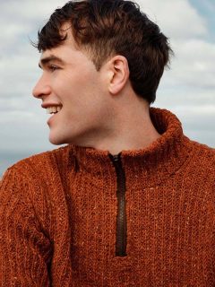 🦊Orange mood avec col zippé en demi-cotes anglaises🦊

👕Modèle Connor 271 du catalogue @langyarns_fr Punto 87 Spirit of Donegal.

🧶Laine Donegal tweed + coloris 1143.0087 de @langyarns_nl.

🔄Tailles S/M/L= 14/15/17 pelotes. 

➿️Point de demi côtes anglaises.

🪡Aiguilles n°4 et 4.5.

🎁Ce modèle est disponible en kit tricot comprenant la laine et les explications, dans la taille choisie et la couleur souhaitée. Achat sur www.ladylaine.net rubrique 
KITS> Homme.📦

Bon samedi !☺️
•
#demicotesanglaises #orange #samedi #saturday #saturdayknitting #weekendtricot #weekend #manknitting #manknitwear #man #homme #hommestyle #ladylaine #donegal #donegaltweed #langyarnsdonegal #langyarns #langyarns_official #pattern #patrontricot #handarbeit #handmade #ideetricot