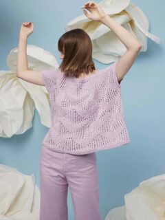 🩷🎀Pull sans manches ajouré large en coton Amira, dans un joli ton de rose poudré 🎀🩷

👕Modèle 51 Rosalind du catalogue @langyarns_official
FAM 288 Collection, saison Printemps été 2026.

🔄Taille unique.
 
🧶Coton Amira coloris 933.0009 = 7 pelotes de @langyarns_fr.

➿️Point mousse et point structuré.

🪡Aiguilles n°6 et Aiguille circulaire courte n°5.5.

Bon mardi !🌷
•
#ladylaine #pulltricot #coton #amira #langyarns