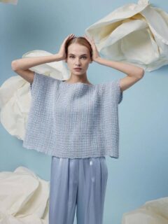 🪩Idée de pull ample au crochet avec incorporation d'un fil brillant, dans un joli ton de bleu ciel.🪩

👕Modèle 63 Sylver du catalogue @langyarns_official FAM 288 Collection, saison Printemps été 2026.

Haut au crochet en une seule pièce.
 
🔄Tailles S-M/L-XL :
🧶Baby Cotton coloris 112.0021 = 7/8  pelotes 
au Point de filet, crochet n°2.5.

+ 🧶Fil Astra coloris 1150.0023 = 2/2 pelotes en rayures en décoration au crochet n°6.

Bonne journée !🥰
•
#ladylaine #inspirationtricot #crochet #langyarns #babycotton