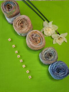🔮Laissez-vous envoûter par l'effet "Mirage" de ce fil unique🔮

Ce fil est une combinaison de coton et de viscose de bambou qui se distingue par ses teintes exceptionnelles. Chaque fil est imprimé individuellement avec un dégradé de couleur identique avant le retors, créant ainsi des nuances changeantes au sein de la pelote. Qu'il soit tricoté ou crocheté, ce fil mouliné donne naissance à une surface où les couleurs se répartissent de manière harmonieuse, offrant un effet envoûtant qui évoque un mirage.

Composition: 55% coton, 45% viscose de bambou.

Coton mat.

Pelote de 100 g. = 270 m.

🪡Aiguilles n°3.5 - 4.

Echantillon pour 10 cm = 22 m et 31 rgs.

Prévoir 6 pelotes pour un pull homme, 5 pelotes pour femme, 4 pelotes pour un 10 ans.

Plus de 11 coloris au choix sur www.ladylaine.net et en boutique Ladylaine.🎨

Bonne journée !😎

@langyarns_nl
@langyarns_official
@langyarns_fr
•
#Illusion #ladylaine #langyarns #coton #cotton