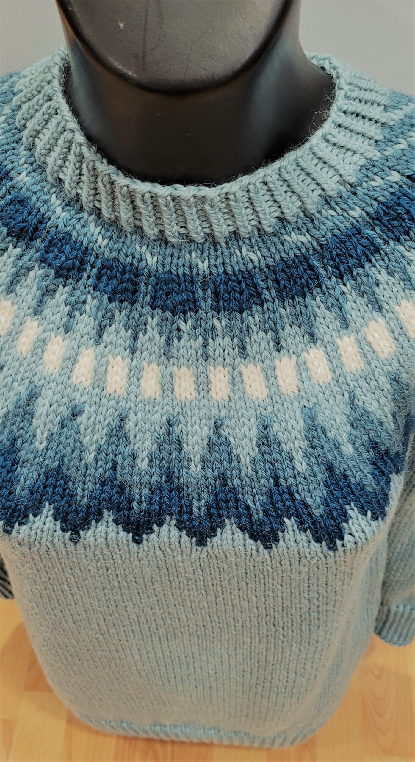 Pull islandais en laine Carpe Diem de Lang Yarns modèle 4 catalogue Punto 6 jacquard Lang Yarns