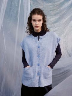 ☁️Comme sur un nuage.☁️ Une bonne partie de la France🇨🇵 est sous les nuages aujourd'hui, voici notre inspiration tricot du jour.💭

🧥Modèle 85 Allie du catalogue @langyarns_official FAM 286 Collection, saison automne hiver 2025-2026.

🧶Laine Lambswool coloris 1116.0033 de @langyarns_fr dont la teinture est certifié Cradle to Cradle.

🔄Tailles S-M/L-XL = 7/8 pelotes 

➿Point de Jersey endroit, point mousse et côtes 1/1, très facile pour une débutante en tricot.

🪡Aiguilles n°3.5 et 4.5.

Bon dimanche !😉
•
#dimanche #sunday #sundayknitting #weekend #weekendtricot #tricot #tricoter #gilet #cardigan #cradletocradle #laine #wool #lambswool #langyarns #langyarnslambswool #langyarns_official #ladylaine #boutique #patron #patrontricot #pattern #ideetricot #diy #doityourself #faitmain #fattoamano #jetricote #knit #knitwear
