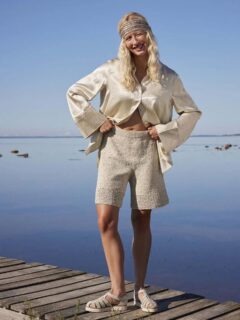🌡En cas de fortes chaleur, le combo short + débardeur est parfait, le tout en coton COTTON TWEED de @langyarns_official 🌞

DEBARDEUR :
Modèle 5 Camilla du catalogue @langyarns_fr Punto 90 Cotton Tweed.
🧶Cotton Tweed coloris 1178.0013.
🔄Tailles S/M/L/XL = 4/4/5/5 pelotes.
Point de Jersey endroit en rond.
Bande au crochet n°3.5.
🪡Aiguilles n°3.5 et 4 et crochet n°3.5.

SHORT :
Modèle 4 Charlotte du catalogue @langyarns_nl Punto 90 Cotton Tweed.
🧶Cotton Tweed coloris 1178.0013.
🔄Tailles S/M/L/XL = 4/4/5/5 pelotes. 
Point de Jersey.
🪡Aiguilles n°3.5 et 4.
Bande au crochet n°3.5.

Bon jeudi !👍
•
#ladylaine #langyarns #cottontweed #short #tricot